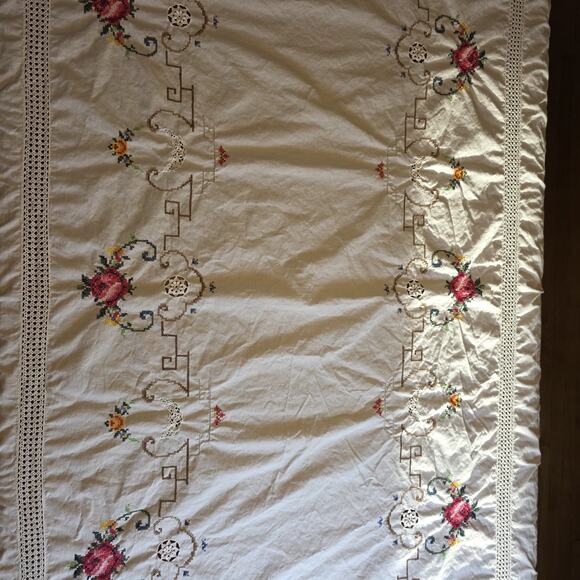 VTG Embroidered Cross Stitch Linen Tablecloth 112x64 White Crochet Edge Handmade - Picture 9 of 16